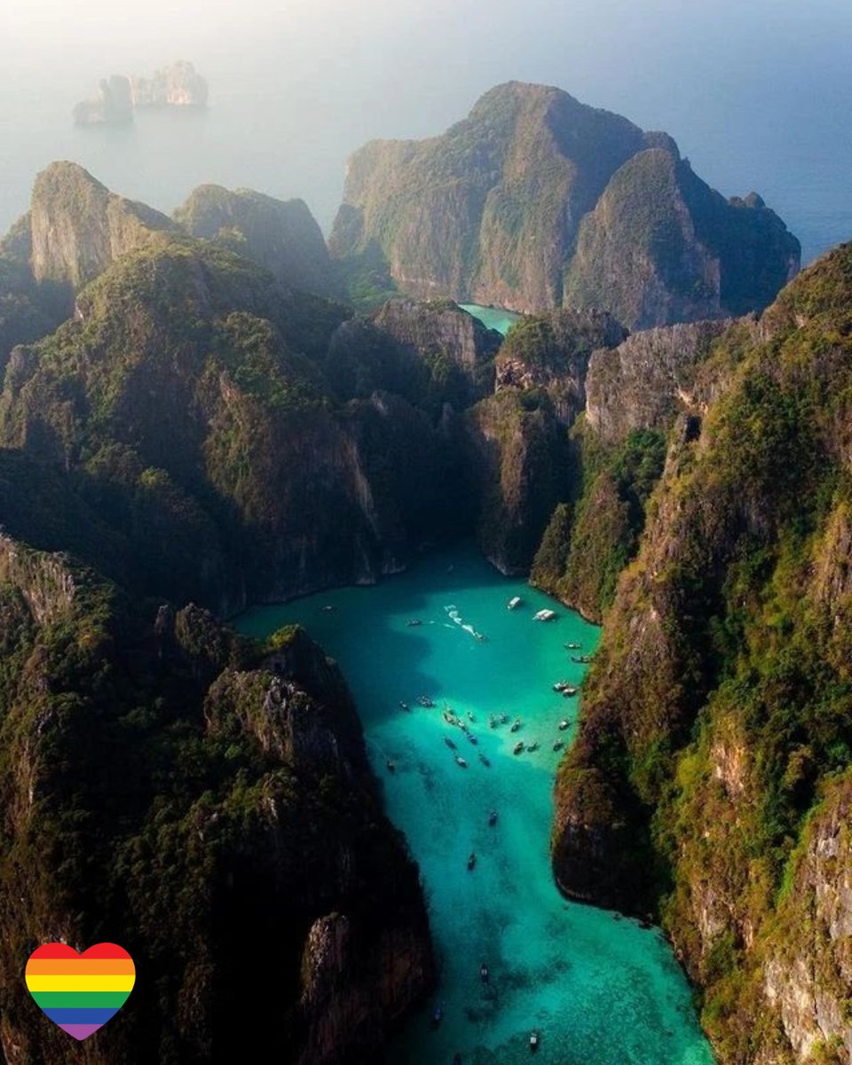 Maya Bay is gorgeous and these pictures totally bring out the beauty of the limestone karsts, blues of the water and the beautiful marine life @x.man_369!

#Thailand #ThailandIndia #AmazingThailand #TourismAuthorityOfThailand #TravelAroundThailand #ThailandIsOpen #MayaBay