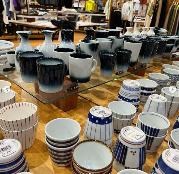uoak's tweet photo. 久米店にて【TOBEYAKI MARKET】開催中です♪
6月10日(土)まで開催しています！
素敵な砥部焼の世��へお越し下さい(*´▽｀*)

#unitedoak #砥部焼 #窯元 #陶器 #愛媛県 #松山市 #芸術 #oak #美沢 #久米 #銀天街 https://t.co/GjAP12U0An