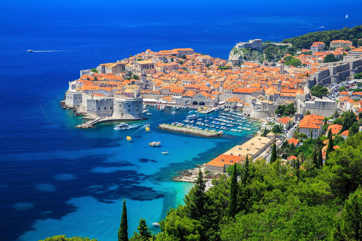 #LinfoQuilFaut : Si vous partez à Dubrovnik, dans le sud de la Croatie cet été, évitez les valises à roulettes, elles pourraient ne vous être d’aucune utilité ! Oui, comme la ville aime le silence et le calme, la mairie a décidé d'interdire les valises à roulettes dans le centre.