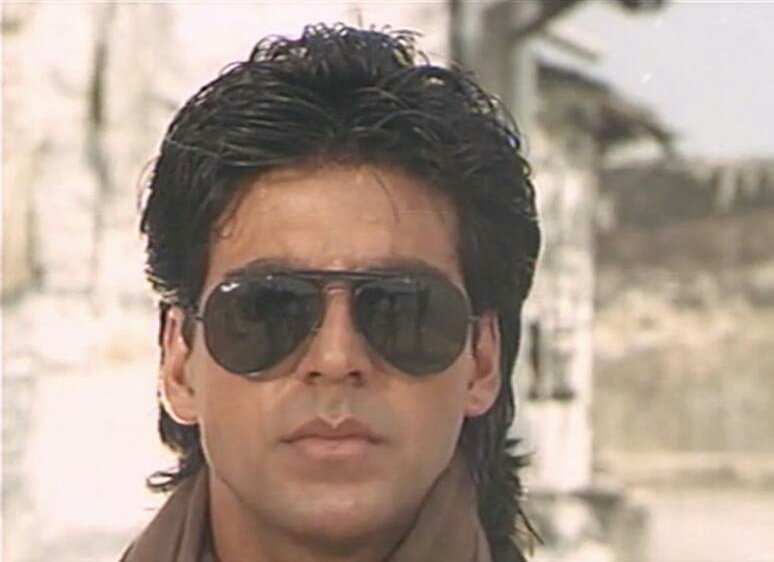 That Swag,  That Look And That Style Is Unmatachable 🔥 @akshaykumar Sir's Best Look From KHILADI Movie 😍 His First Successful Movie Completed 31 Years Today,  Congratulations #AkshayKumar Sir For #31YearsOfKhiladi 

Movie Which Gives Him The Tag Of KHILADI KUMAR ❤🔥