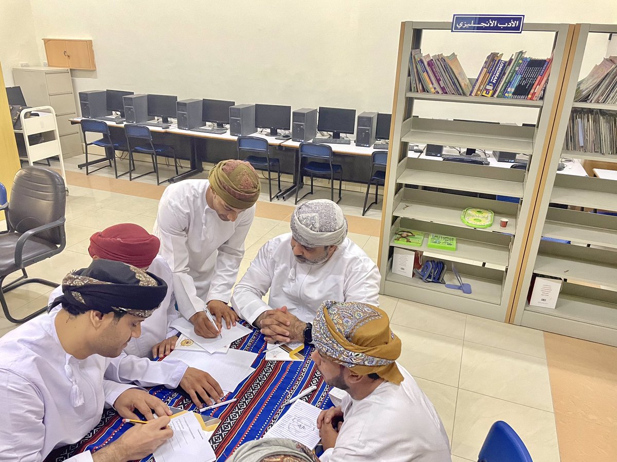 تواصل برامج أسبوع الإنماء المهني لليوم الثاني ، حيث بدأت الجلسة الأولى استكمالاً لورشة اللغة الإنجليرية من خلال قواعد اللغة الإنجليزية الأساسية من تقديم الأستاذ : يوسف بن حمد الهنائي معلم لغة إنجليزية.
تخلل الورشة أنشطة عملية مصاحبة.
@dhr_moe