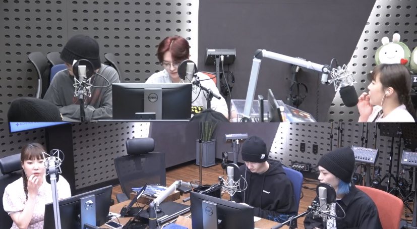 skzinfoespmx's tweet photo. Durante la transmisión de los chicos en la radio, una stay dijo que su abuelo va a comprarle un álbum para su cumpleaños y le pidió a skz que eligiera qué versión sería mejor, así que Chan dijo que le gusta el del dragón (ver. B) 🤧 y la Mc dijo

👤El álbum es tan genial que es difícil elegir solo uno. ¡Puedes elegir la versión que más te parezca linda!