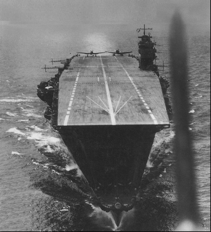 1942年6月5日 ミッドウェー海戦 兵力では圧倒的に日本海軍が優勢だったが、暗号を解読されたり米機動部隊が接近する中で武装転換を行った事で米艦載機の不意打ちを受けた。 日本海軍も反撃して空母ヨークタウン、駆逐艦1を撃沈するが空母4、重巡1、艦載機285機を失う大敗を喫した。