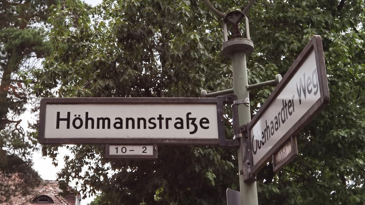 Stift_und_Bogen's tweet photo. #JudithKerr100: Höhmannstraße 6, Berlin-Grunewald, das erste Haus, in dem Familie #Kerr in Berlin lebte und in dem Judith Kerr (gemeinsam mit ihrem Bruder) aufwuchs.
Alfred #Kerr lebte hier bereits, bevor Julia #Weismann und er heirateten und ihre beiden Kinder geboren wurden. https://t.co/Onw8qBl67f