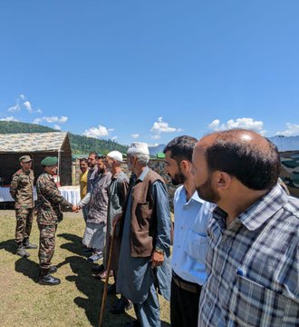 #LtGenUpendraDwivedi, #ArmyCdrNC & Colonel of The JAKRIF & LADAKH SCOUTS Regiments interacted with ESM of #Panzgam & #KunanPoshpora today.  He appreciated their efforts & contribution in Govt initiatives for #development towards building a new #JammuandKashmir.
#oriele