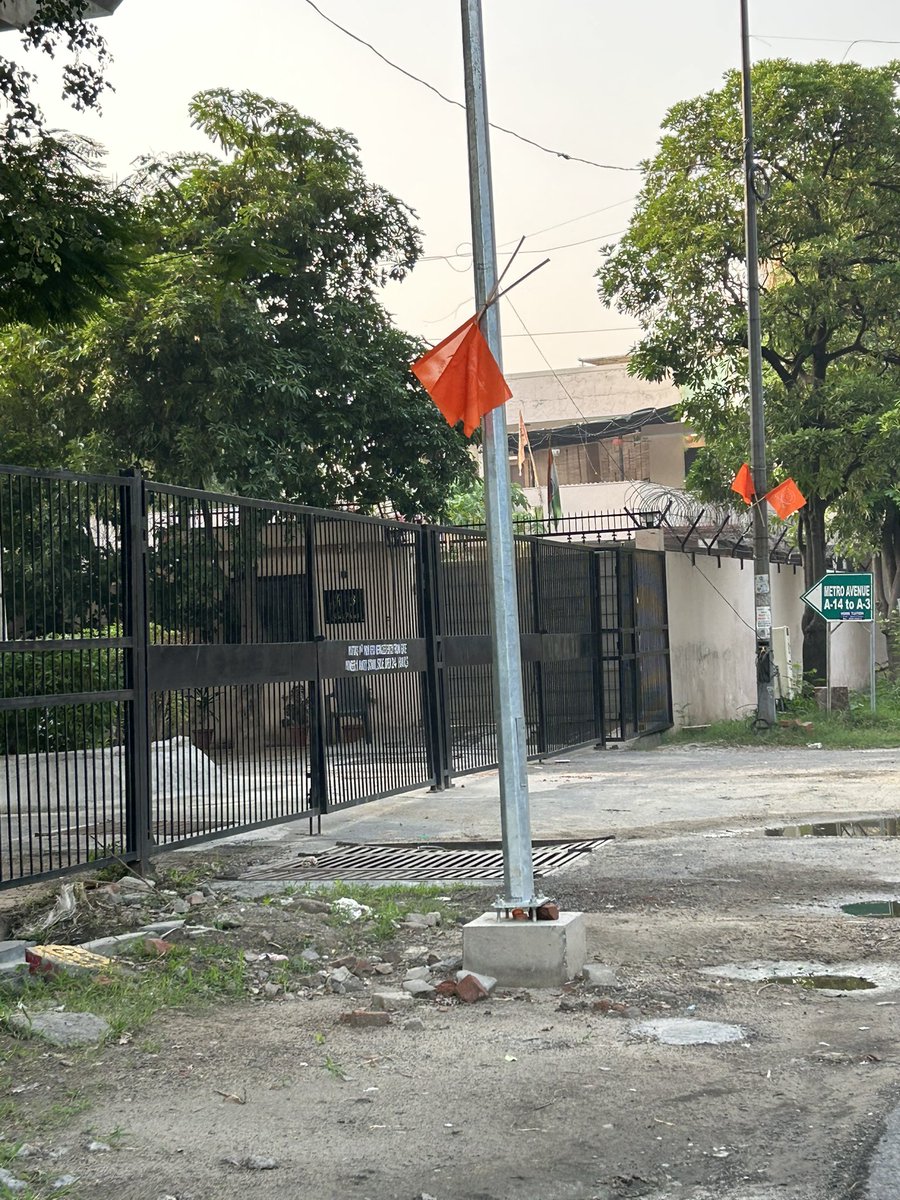 diggieraja's tweet photo. रसूक तोह इसको बोलते है, साहब  किस पार्टी से है, दहशत इतना है की @noida_authority @rituias2003 भी कुछ नहीं बोलती, साहब ने सेक्टर 44 मे पब्लिक रोड पे कब्ज़ा किया है | अवैध गेट भी लगा दिया @ashokism @CMOfficeUP @sanjaychapps1 @Uppolice @dmgbnagar https://t.co/vLYbLA6r6X