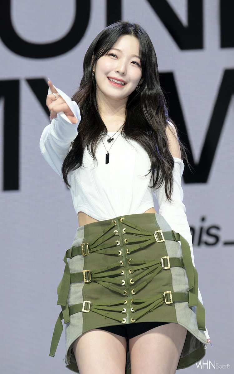 Kreative Magz! on Twitter: "#fromis_9 1st Album 'Unlock My World' Showcase"