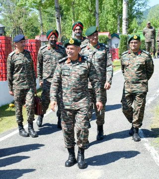 #LtGenUpendraDwivedi, #ArmyCdrNC accompanied by #ChinarCorps Cdr visited #frontline formations & units to review Operational preparedness today.  He complimented all ranks for their high standards of combat readiness to meet any #challenges along #LoC & in hinterland.