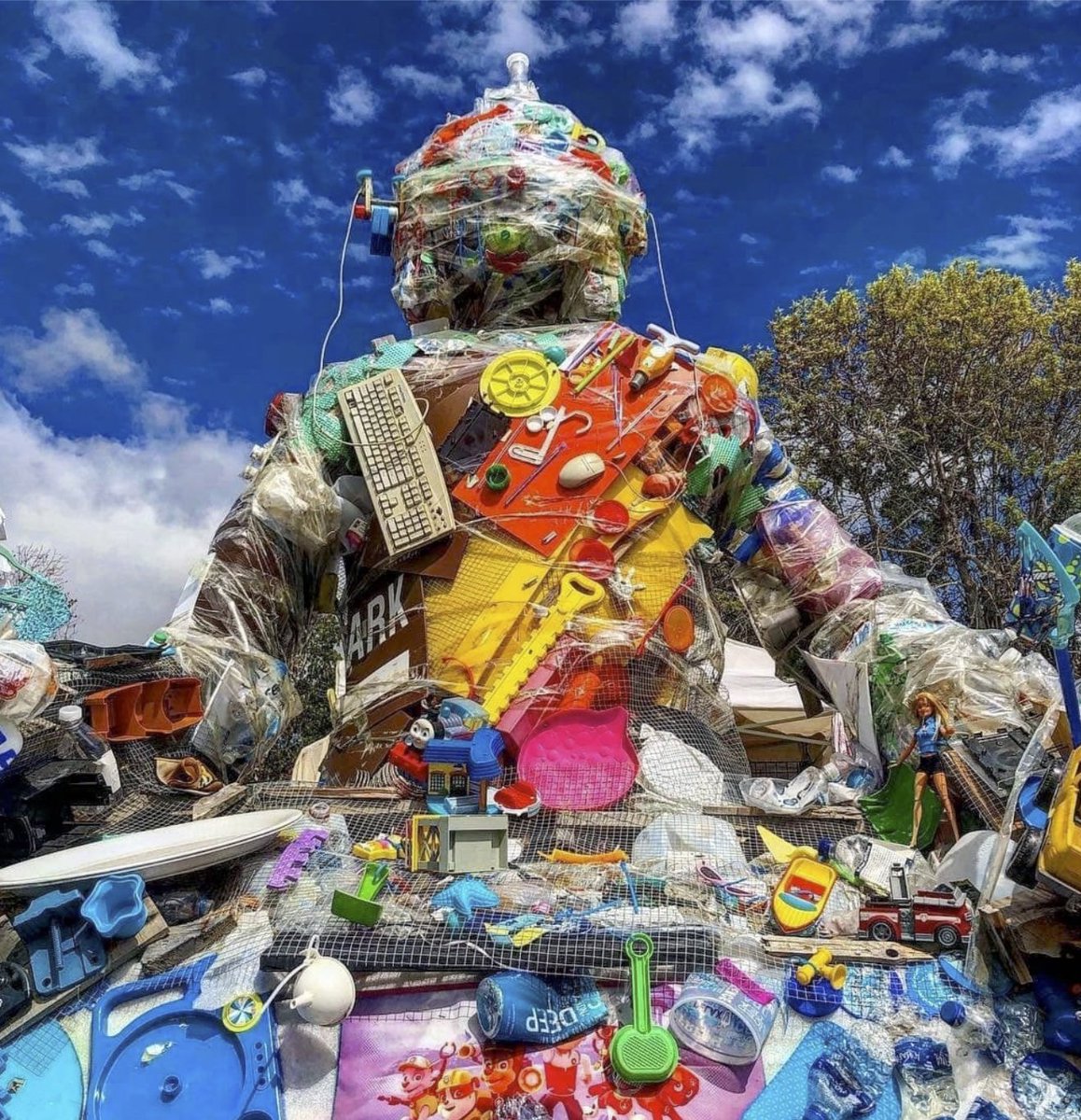 Plastic Soup Buddha: In November 2018, contemporary #Tibetan artist Tashi Norbu visited California &amp; created this nearly 4-metre-high sculpture out of plastic trash from the ocean— using toys, wood panels, foam mats, and plastic bottles. #EnvironmentDay #EnvironmentDay2023