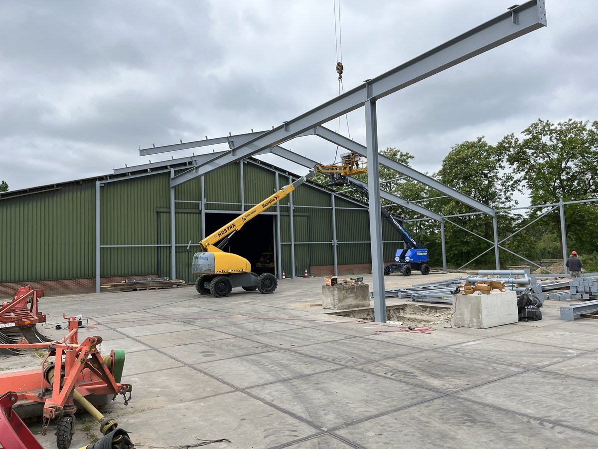 EeftinkRensing's tweet photo. In Aalten wordt hard gewerkt aan de opbouw staalconstructie van een werktuigenberging. 👍💪 https://t.co/viybNuOCzk
