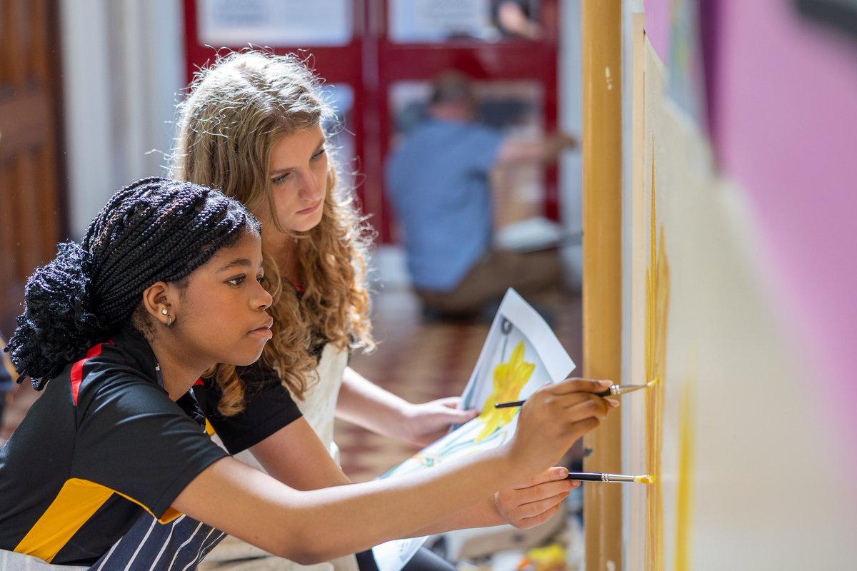 BablakeSchool's tweet photo. More photos from our Mural Masterclass delivered by @katieoart to our Year 10 GCSE Art pupils. They have done a fantastic job! 🎨 #BablakeSchool #GCSEArt @BablakeArt @BablakeHM https://t.co/4vHaja7MAX