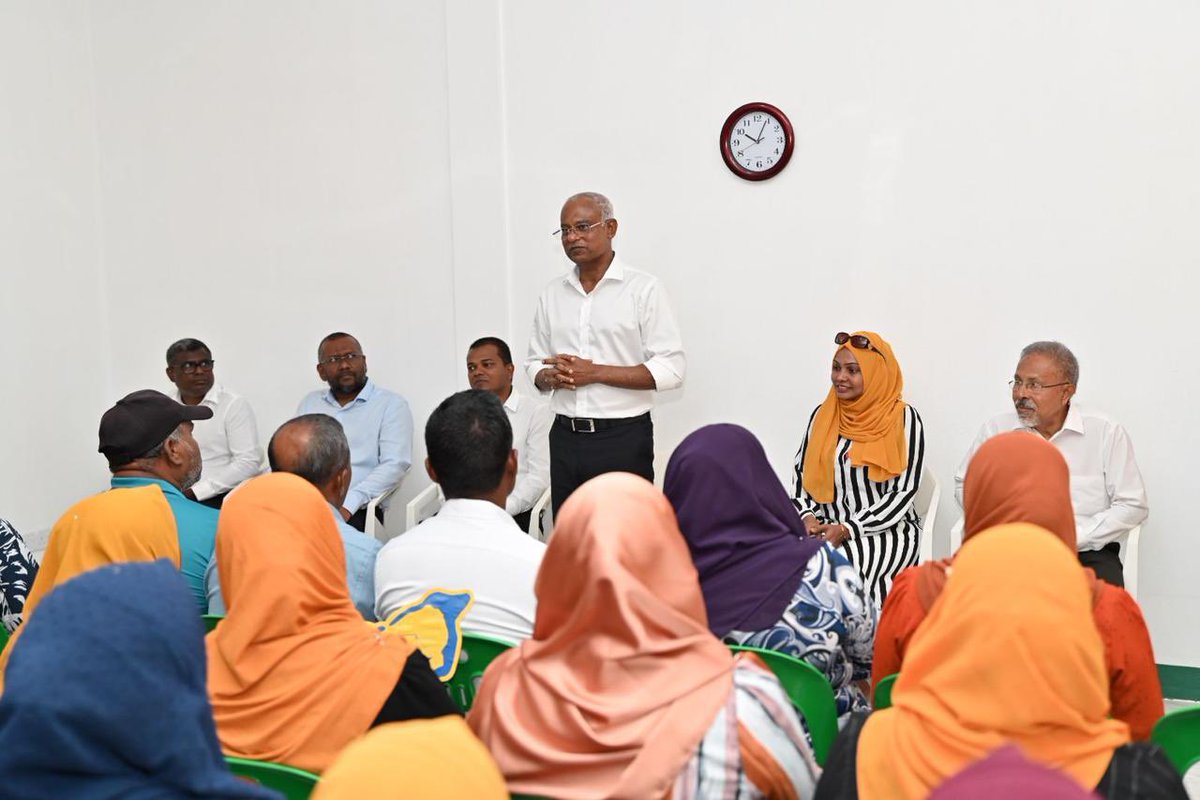 MDPSecretariat's tweet photo. އެމްޑީޕީގެ  އިސްލީޑަރ، ރައީސް @ibusolih އައްޑޫސިޓީ މީދޫ އެމްޑީޕީގެ މެންބަރުންނާއި ބައްދަލުކުރެއްވުން. 

#Ibu2023
#MDP2023 https://t.co/XksD9nKWiL