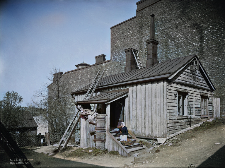 varisigne's tweet photo. Kristianinkatu 9, pihan puolelta (n. 1907, Kaupunginmuseo, #helsinki). Alkuperäinen kuva @signebrander, värit #DeOldify https://t.co/OMxCHVsVcQ