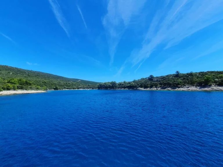 There are many options for boat trips from Mali Losinj in #Croatia to enjoy. These tend to be day trips or shorter and include dolphin spotting, island hopping, party tours and a pirate ship. Some are even #dogfriendly rjontour.com/boat-trip-mali… #earlybiz