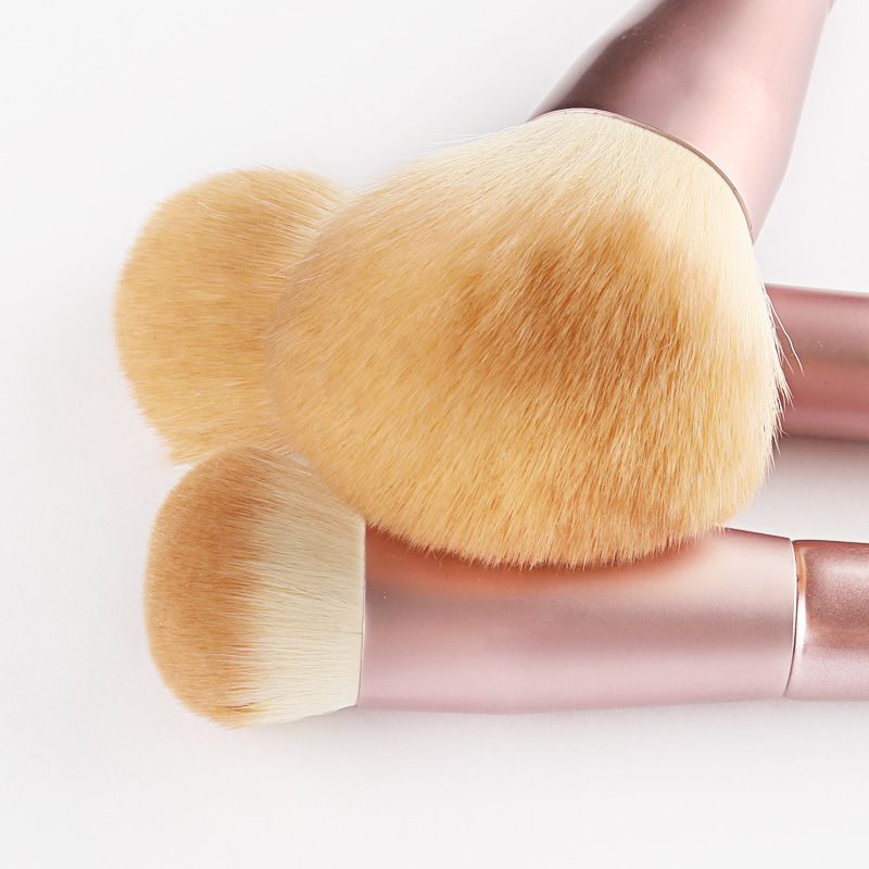 Unlike animal hair brushes, #vegan makeup brushes do not shed, absorb bacteria or cause allergic reactions. 

Whether you need a foundation brush, a blush brush, or an eyeshadow brush, we have a vegan option for you. 

Comment and let us know your needs.

#crushbeauty #makeup
