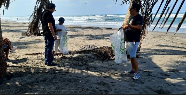 ecoceac's tweet photo. En el marco del Día Mundial del #MedioAmbiente, este domingo realizamos un #ECORESCATE en Lázaro Cárdenas (#Michoacán). Con una gran participación de personas voluntarias y de la mano de nuestro asociado @gepp, canalizamos de manera correcta los siguientes #residuos recuperados: https://t.co/zhOzpp1uSl