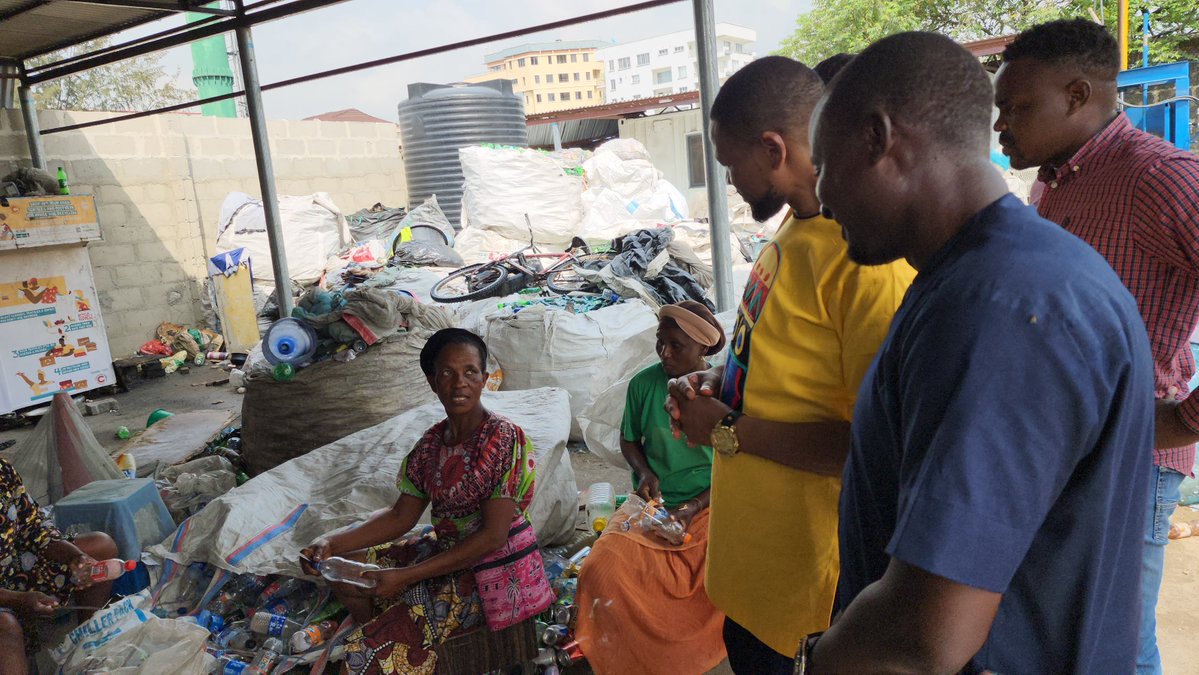 RichardMunang's tweet photo. On this #WorldEnvironmentDay2023 , let's tackle the global crisis of  #PlasticPollution. Africa produces just 6% of plastic but deals with 90%  of ocean plastic waste. A shift to a circular economy in plastics could  save us $4.5 trillion by 2040, reduce GHG emissions by 25%, and create  more jobs. It's time to #BeatPlasticPollution. 🌍💚🔄 #CircularEconomy  #ClimateAction @UNEP @UNEP_Africa