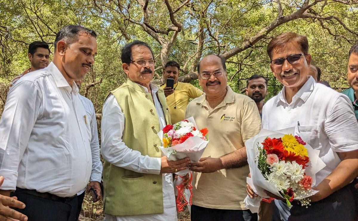 PIB_Panaji's tweet image. Union Minister of State for Tourism, @shripadynaik, at the state level launch of #MISHTI on this auspicious #WorldEnvironmentDay! 🌿🌍 

#MISHTI is a remarkable initiative aiming to boost mangrove cover and fortify coastal infrastructure resilience 🌊💪, among other things (1/2)