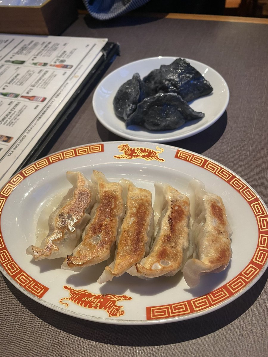 昨日は「天津向のトライアウト」ありがとうございました！終わりで向さんに餃子連れてってもらいました！この半年間で週七で餃子食べてるという餃子愛の果て。

餃子最高！小籠包最高！中華万歳！ https://t.co/0GEHVsqFNA