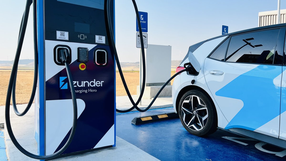The milestone of 500,000 #chargingpoints in 27 European countries has been cracked by <a href="/Plugsurfing/">Plugsurfing</a>. Drivers in Spain who need a HPC can use Plugsurfing-powered services to charge at Zunder. plugsurfing.com/blog/500000-ch… <a href="/AEDIVE/">AEDIVE</a> <a href="/zunder_es/">Zunder</a> <a href="/AsociacionAUVE/">AUVE</a> <a href="/PhoenixContactE/">Phoenix Contact ES</a> @ElectriveCom