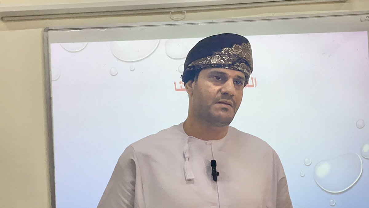 في الجلسة الثانية لليوم الثاني لأسبوع الإنماء المهني بالمدرسة قدمت جماعة العلوم ورشة علمية ممتعة بعنوان :العلوم في حياتنا حيث قدم الأستاذ : أحمد الفارسي تجربة عملية عن الظل وكيفية توظيفها في التعليم.
كما قدم الأستاذ :محمد الحارثي مشغل عن الأحماض والقواعد وطرق الكشف عنها.
@dhr_moe