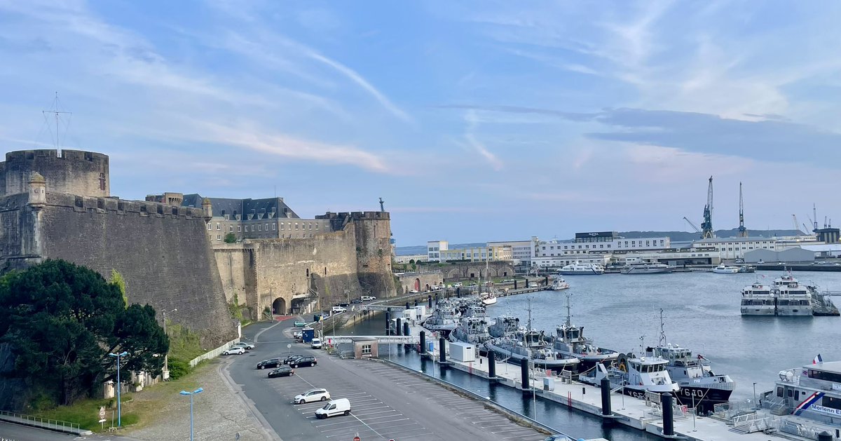 Flashback to the impressive EU Maritime Day at Brest 5/23 where the use of marine space, energy transition and blue skills were discussed. Our newly approved #interregNSR project DIOL (Develop Innovative Offshore Logostic) had also an exhibition booth 🌊 #hogeschoolvives