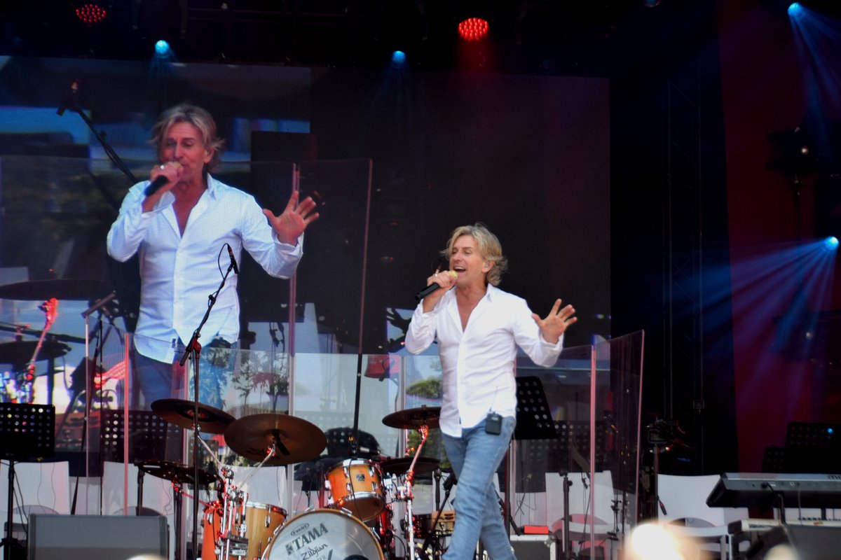 De foto's van het grandioze optreden van <a href="/schuurmansrene/">rene schuurmans</a> <a href="/melisound/">Meli Sound</a>  bij het <a href="/FLLTilburg/">LevensliedTilburg</a>    staan in mijn fotoalbum !  jeanne-mathijssen.magix.net/alle-albums/!/…