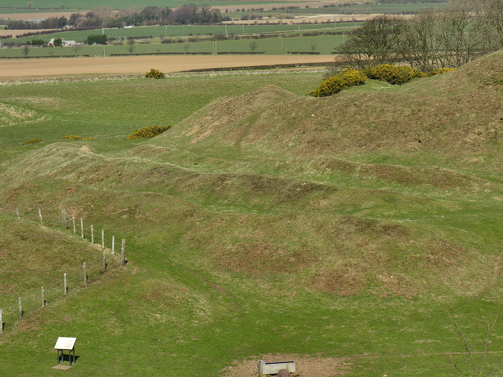 The ramparts of Chesters Hill Fort in East Lothian. This Iron Age fortified village dates back some 2,000 years and is believed to have comprised a number of roundhouses occupying the fairly extensive upper area of the hill. More pics and info: undiscoveredscotland.co.uk/northberwick/c…