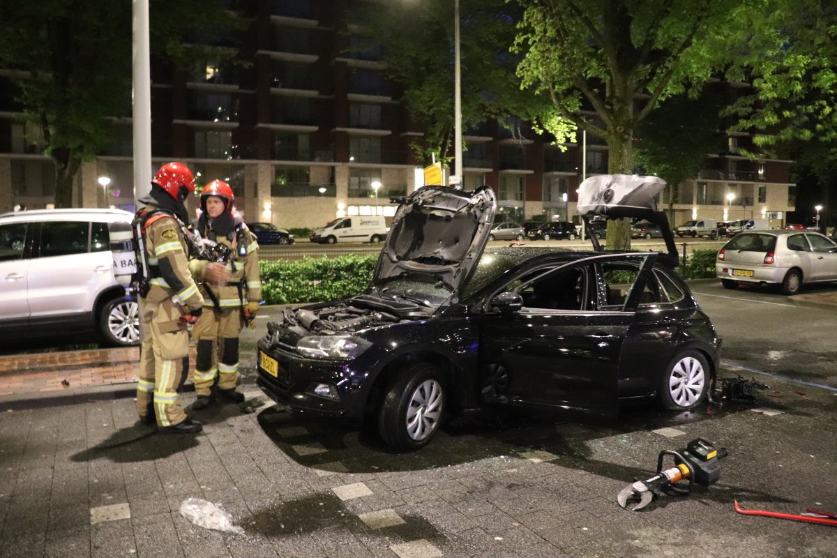 martindamen58's tweet photo. De #21ste melding van een #autobrand dit jaar in #Amsterdam noord is een feit! om 3.50 uur moest de #brw in actie komen voor het blussen van een geparkeerd staande Volkswagen. #IJdoornlaan thv Waterlandplein. Getuige had gezien dat er iets brandbaars onder de auto was gegooid. https://t.co/ijEZzrATUA