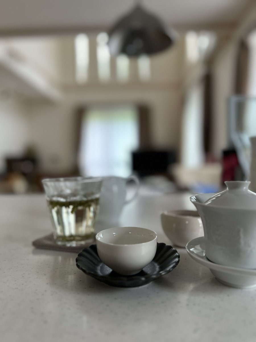 食後は先日と同じ龍井茶。その後は阿里山桂花烏龍茶。まさに金木犀のお湯を飲んでいるような華やかな香り！杯にも甘い残り香。お茶はどこで買ったのか覚えてない🤔
#中国茶　#台湾茶