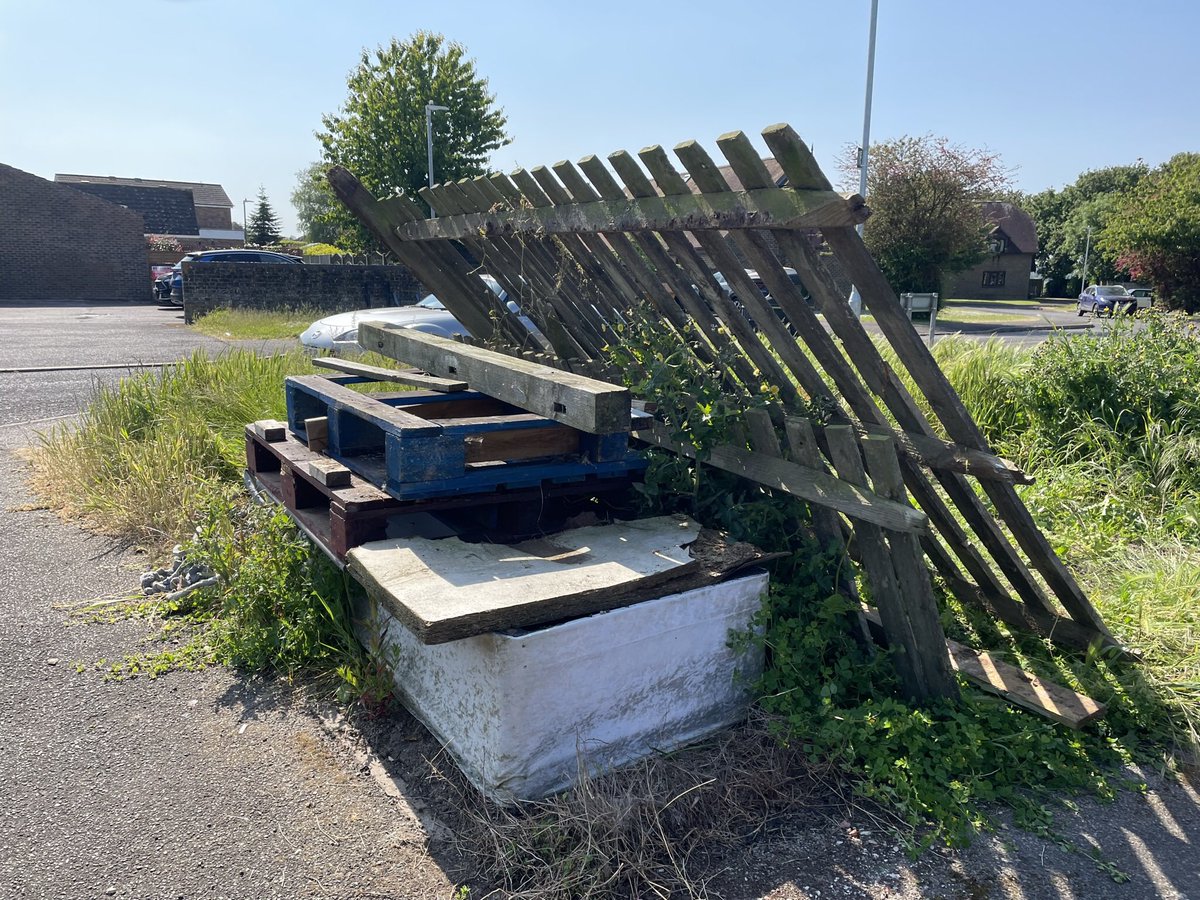 Not the beach…

Went home to find Mum but was greeted with all this rubbish. Stacked it all up & reported to @ashfordbc #flytipping #rubbish #doingourbit #2minutelitterpick #takepride #looksbetter @CornishSpliced @2minuteHQ