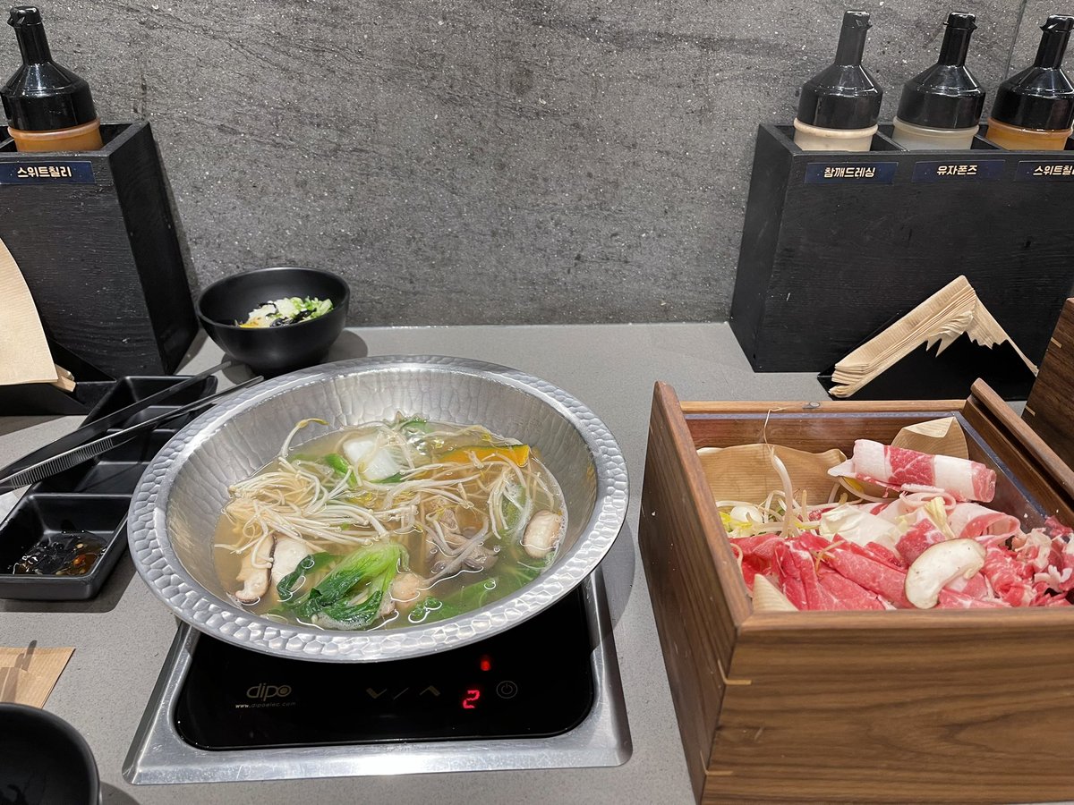 keepkeepon's tweet image. 오늘의 핫플 탐방은 여의도 더현대. 미리 넓은 쪽 출입구 찾아서(공작아파트 쪽 P3) 갔는데 진짜 넓어서 넘 행복했음ㅎㅎ 물론 그래도 긴장되지만. 다른 건물도 이렇게만 만들어줬으면~ 이렇게 사전조사까지 다 해놓고 정작 올라올 때는 안내해주는대로 가다가 P3에 비해 좁은 정문쪽으로 나옴;;