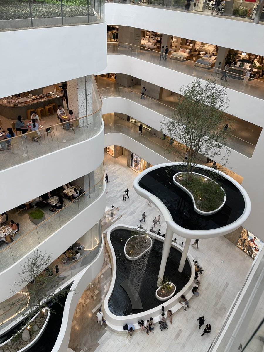 keepkeepon's tweet image. 오늘의 핫플 탐방은 여의도 더현대. 미리 넓은 쪽 출입구 찾아서(공작아파트 쪽 P3) 갔는데 진짜 넓어서 넘 행복했음ㅎㅎ 물론 그래도 긴장되지만. 다른 건물도 이렇게만 만들어줬으면~ 이렇게 사전조사까지 다 해놓고 정작 올라올 때는 안내해주는대로 가다가 P3에 비해 좁은 정문쪽으로 나옴;;