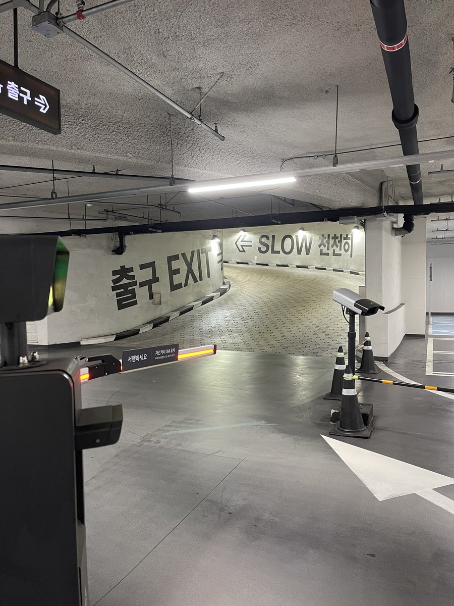 keepkeepon's tweet image. 오늘의 핫플 탐방은 여의도 더현대. 미리 넓은 쪽 출입구 찾아서(공작아파트 쪽 P3) 갔는데 진짜 넓어서 넘 행복했음ㅎㅎ 물론 그래도 긴장되지만. 다른 건물도 이렇게만 만들어줬으면~ 이렇게 사전조사까지 다 해놓고 정작 올라올 때는 안내해주는대로 가다가 P3에 비해 좁은 정문쪽으로 나옴;;