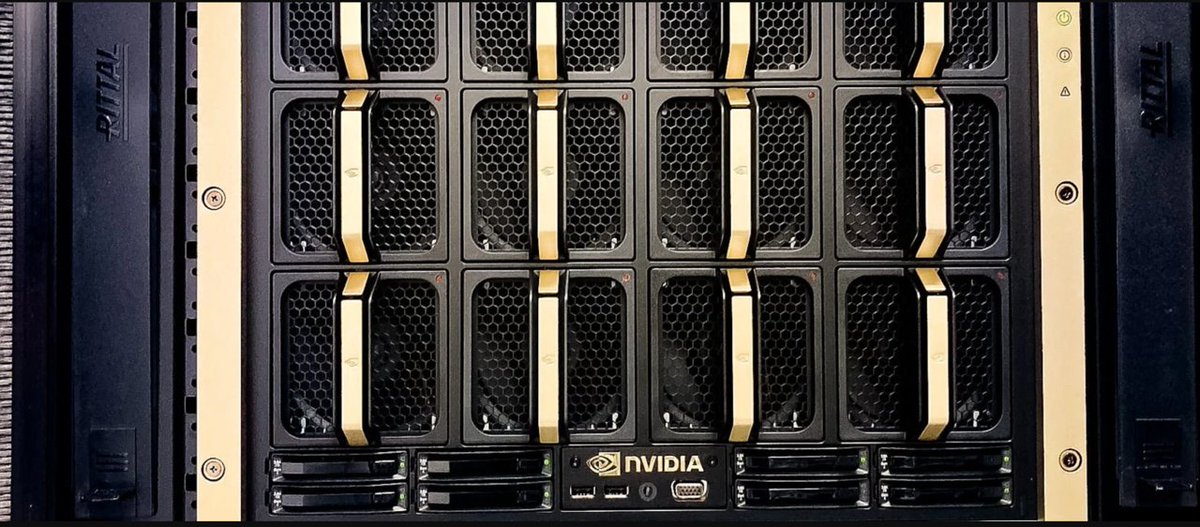 Vědecká a výzkumná pracoviště, která využívají e-INFRA CZ, mohou nově používat nejpokročilejší systém současnosti pro výpočty na poli AI a to NVIDIA DGX H100. Nachází se v CERIT-SC na <a href="/muni_cz/">Masarykova univerzita</a>, připojit se dá do něj prostřednictvím MetaCentra <a href="/CESNET_cz/">CESNET</a>. 1url.cz/MuMsA