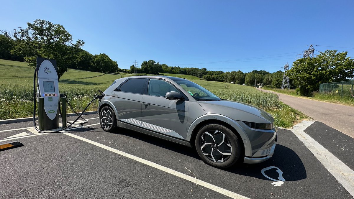 Petit retour d’expérience station de Recharge #VE @IECharge à Charleval (27), dimanche 4 juin 2023.

1. Comme le veux le concept, c’est paumé au milieu de nul part : excellent pour les road trip loin des grands axes, j’adore !