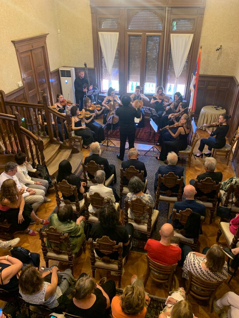SRBinTrieste's tweet photo. Концерт српских музичара оркестра #ESYO посвећен настрадалој деци у Србији🇷🇸
Нека им је вечна слава!🙏🏻
#Рибникар #Младеновац #Смедерево
Il concerto dei musicisti serbi #ESYOorchestra, dedicato ai giovani che hanno perso la vita in Serbia.
🇷🇸🇮🇹 #IvanaStojiljkovic #IgorCorettiKuret https://t.co/CiizZcctao