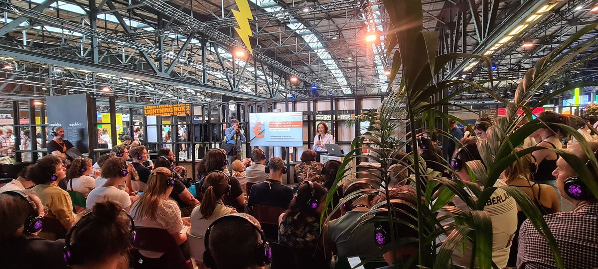 c_elbrecht's tweet photo. @RamonaPop auf der #rp23: Der Digitale Euro als Vision für Europa; es muss aber auch Bargeld geben #Wahlfreiheit @vzbv https://t.co/bNJVlW0b3I