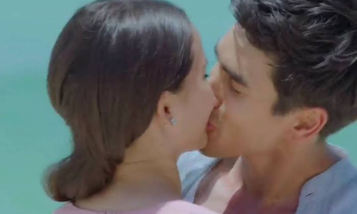 Kiss me to the moon ♥️✨🌙
ฉันผู้เขินฉากกินแอปเปิ้ล แบบแตะปากจนตัวบิด 
อีก 10 ปีต่อมา ….เค้าขอแต่งกัน 
ก็ยังตัวบิดเหลวเป็นน้ำเช่นเคย 😝

#ณเดชน์ญาญ่า #ณเดชน์คูกิมิยะ #ญาญ่าอุรัสยา  #nadechyaya