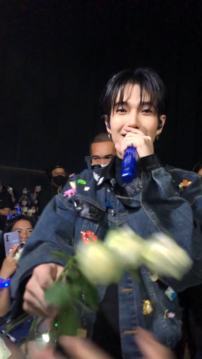 Pov: You are on a concert of your favorite artist  he is suddenly coming down, just to give you white rose 🥺

#สุขสันต์วันของบิว  
HAPPY BUILD DAY 2023