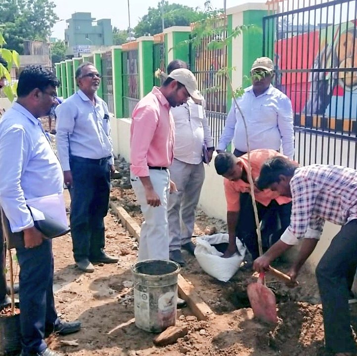Tree saplings are being planted by RDC Central Thiru. Sheik Abdul Rahaman, IAS., along with #GCC officals at LC1 park in Division 64, Zone 6👇
#ChennaiCorporation
#GreeningChennai
#PasumaiChennai
#WorldEnvironmentDay
#BeatPlasticPollution