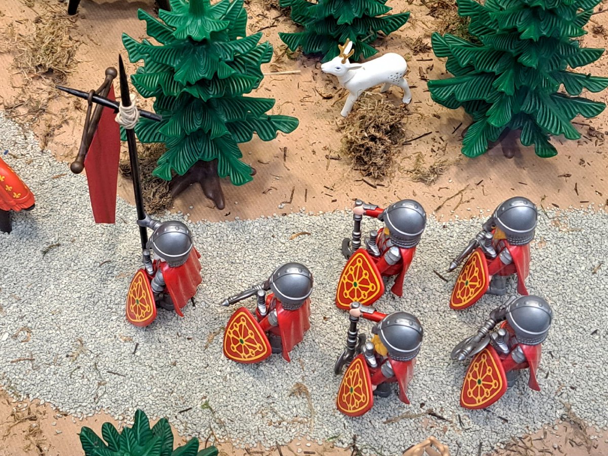 WillZaz's tweet photo. Playmobils medievals: sinyal reyal d'Aragón, cadenas de Navarra, cruz d'Enneco Ariesta y vacas de Biarn. Simbolos d'a historia d'Aragón y os nuestros vecins y chirmans.
#Aragón #Biarn #Bearn #Navarra #Nafarroa https://t.co/0s1dD8BOhX