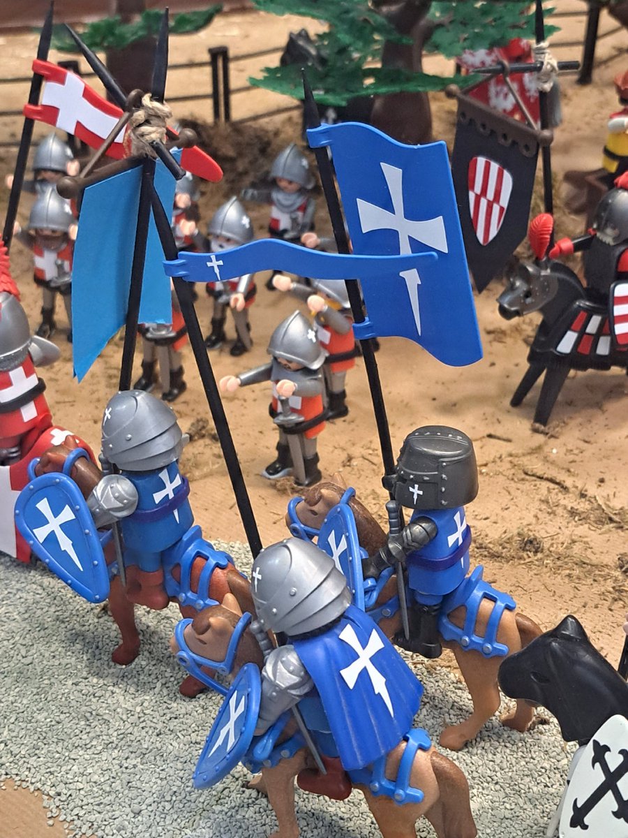 WillZaz's tweet photo. Playmobils medievals: sinyal reyal d'Aragón, cadenas de Navarra, cruz d'Enneco Ariesta y vacas de Biarn. Simbolos d'a historia d'Aragón y os nuestros vecins y chirmans.
#Aragón #Biarn #Bearn #Navarra #Nafarroa https://t.co/0s1dD8BOhX
