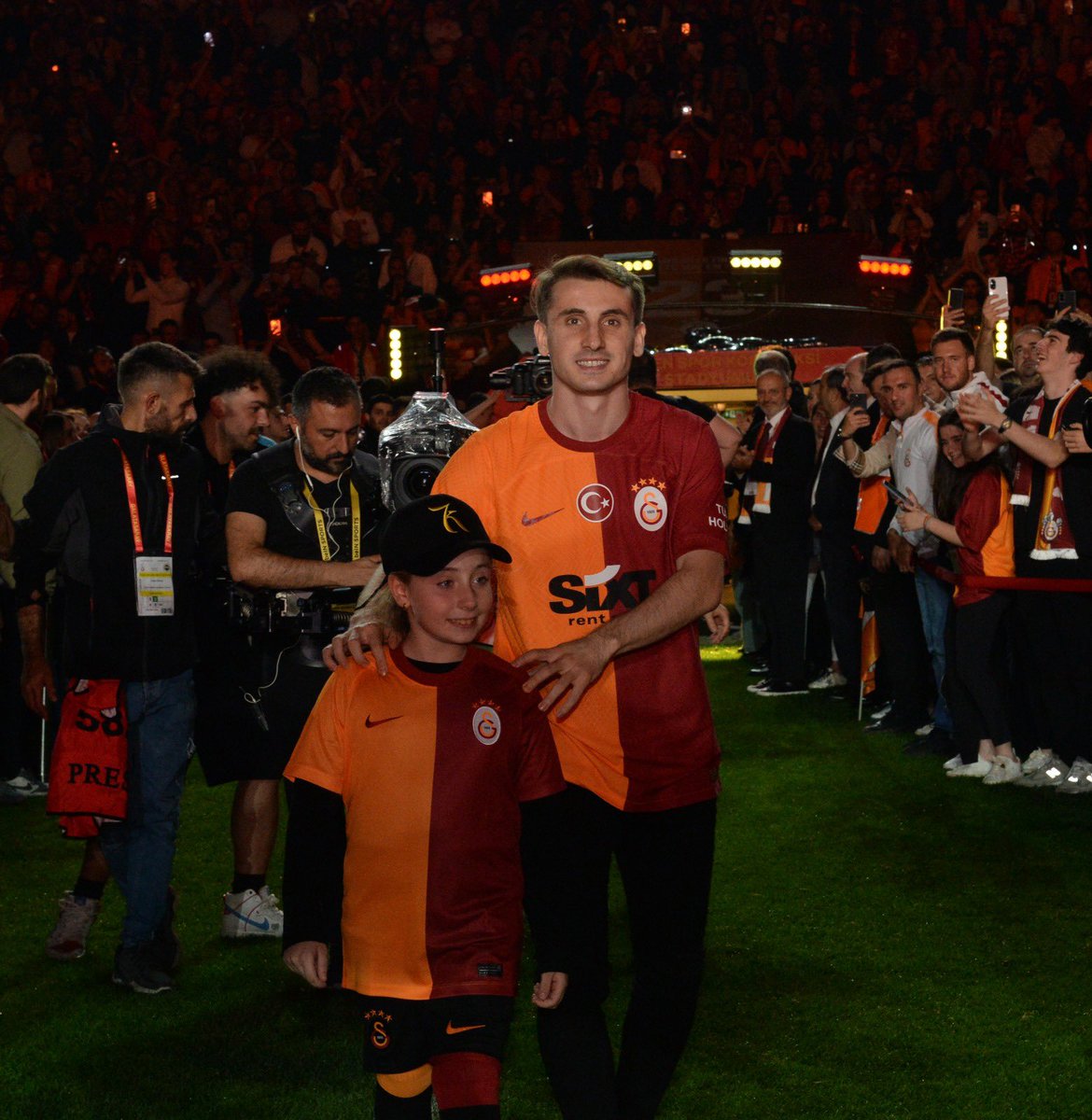 GalatasaraySK's tweet photo. Kaptanlarımız! 💪🦁

#ŞampiyonGalatasaray https://t.co/vw7kjLCWUG
