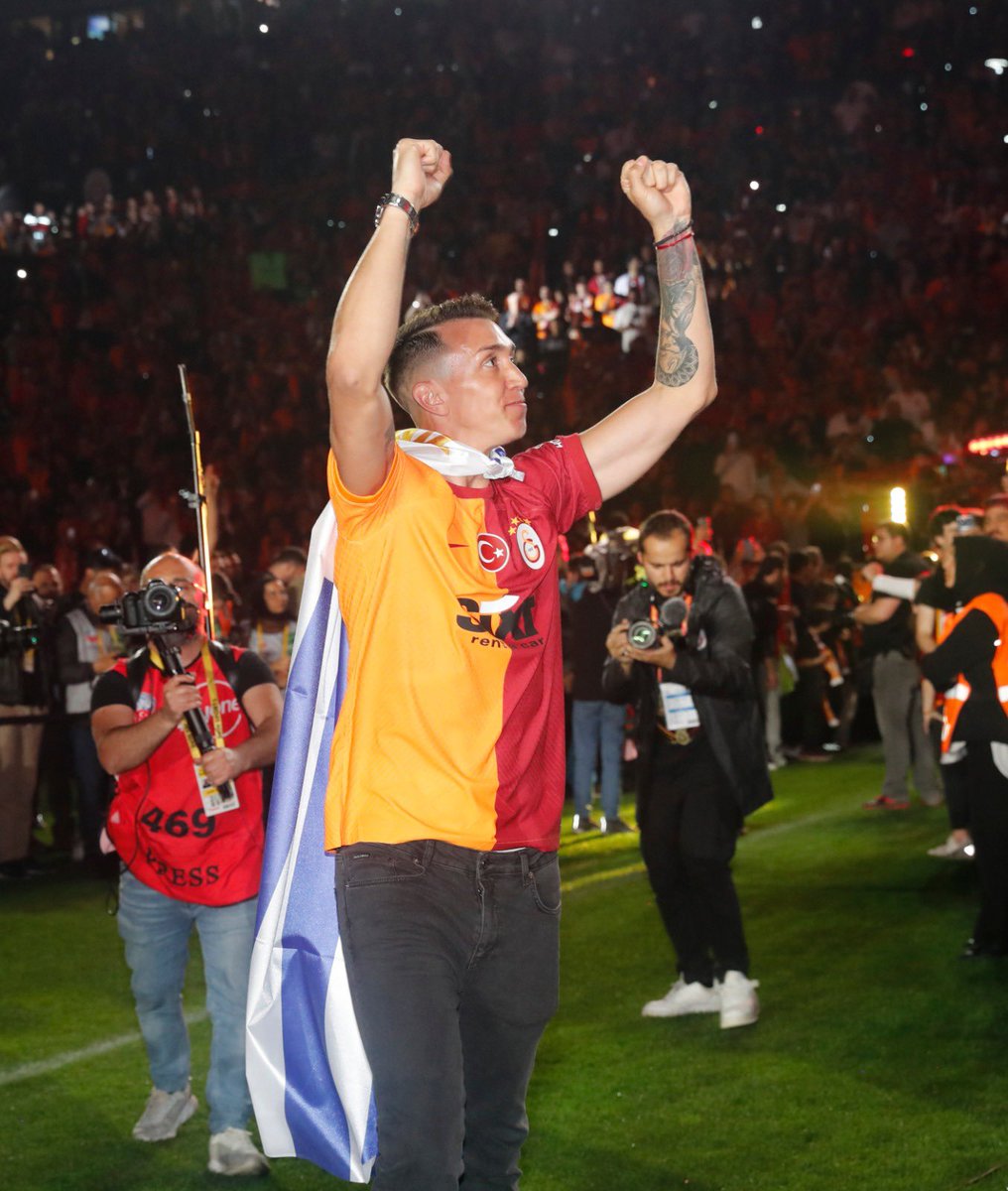 GalatasaraySK's tweet photo. Kaptanlarımız! 💪🦁

#ŞampiyonGalatasaray https://t.co/vw7kjLCWUG