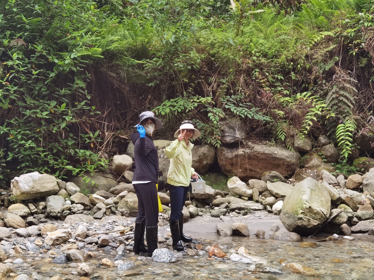 🔬Exciting #eDNA fieldwork in the pristine tributaries of the Salween, Mekong, and Yangtze rivers! Our goal? To uncover the hidden thriving plant biodiversity 🌿and link to the geological processes #HengduanMountains #Geomorphology #PlantBiodiversity <a href="/YaquanChang/">Yaquan Chang｜常雅荃</a>