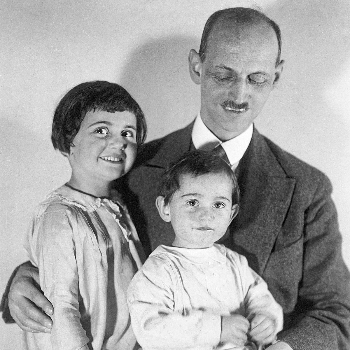 Today on #FathersDay, special attention to Otto Frank, the father of Anne and Margot. Without him, Anne's diary would not have been published, and without him, there would not have been an Anne Frank House. Photo: Otto Frank with his daughters Margot and Anne, 1931 #AnneFrank