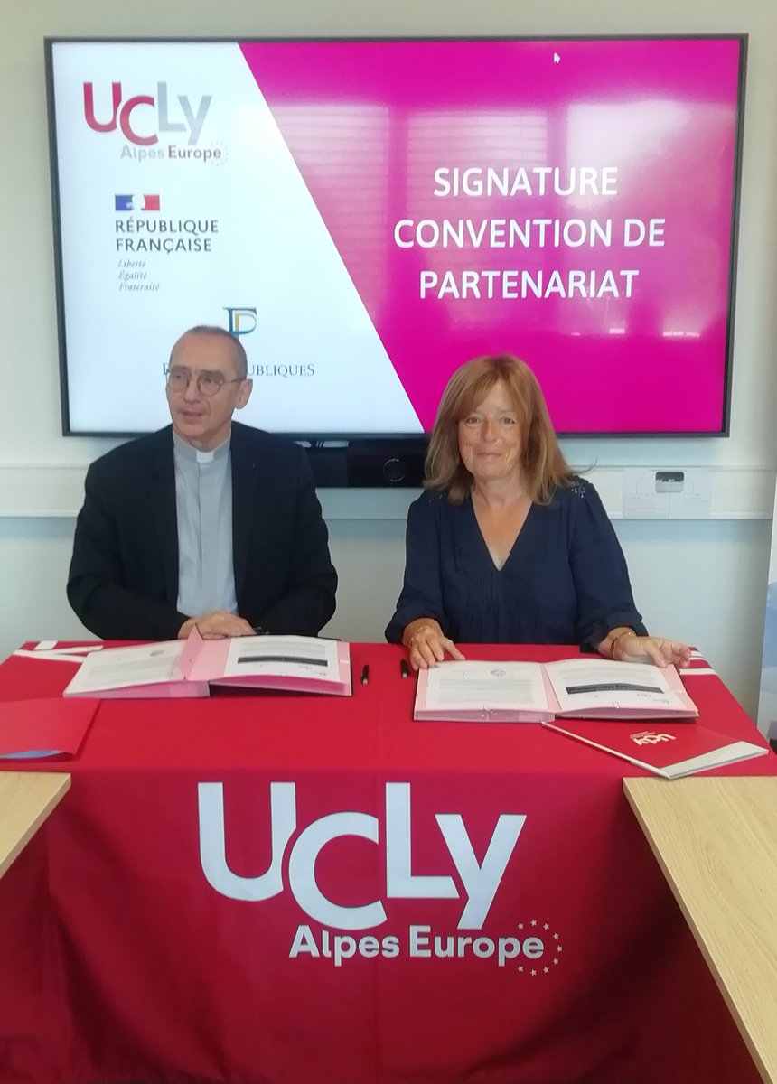 ucly's tweet photo. 🏔️#UCLyAlpesEurope | Signature convention de partenariat entre @Ucly et @dgfip_officiel. Une volonté de promouvoir et de sensibiliser nos étudiants aux métiers et parcours de la Direction générale des Finances Publiques, qui offre un panel de plus de 50 métiers. #ddfip74 https://t.co/B5PTvzhOF6