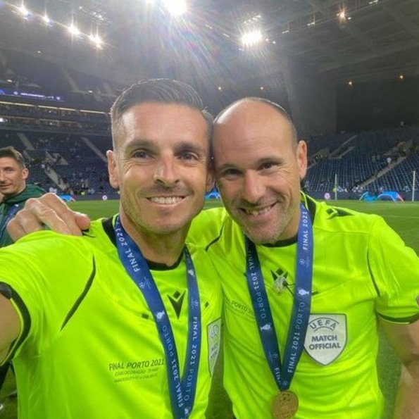 El fútbol español se debe sentir orgulloso de haber tenido en el campo a Mateu Lahoz y Del Cerro Grande.

Aquí su trayectoria y curiosidades en primera división: