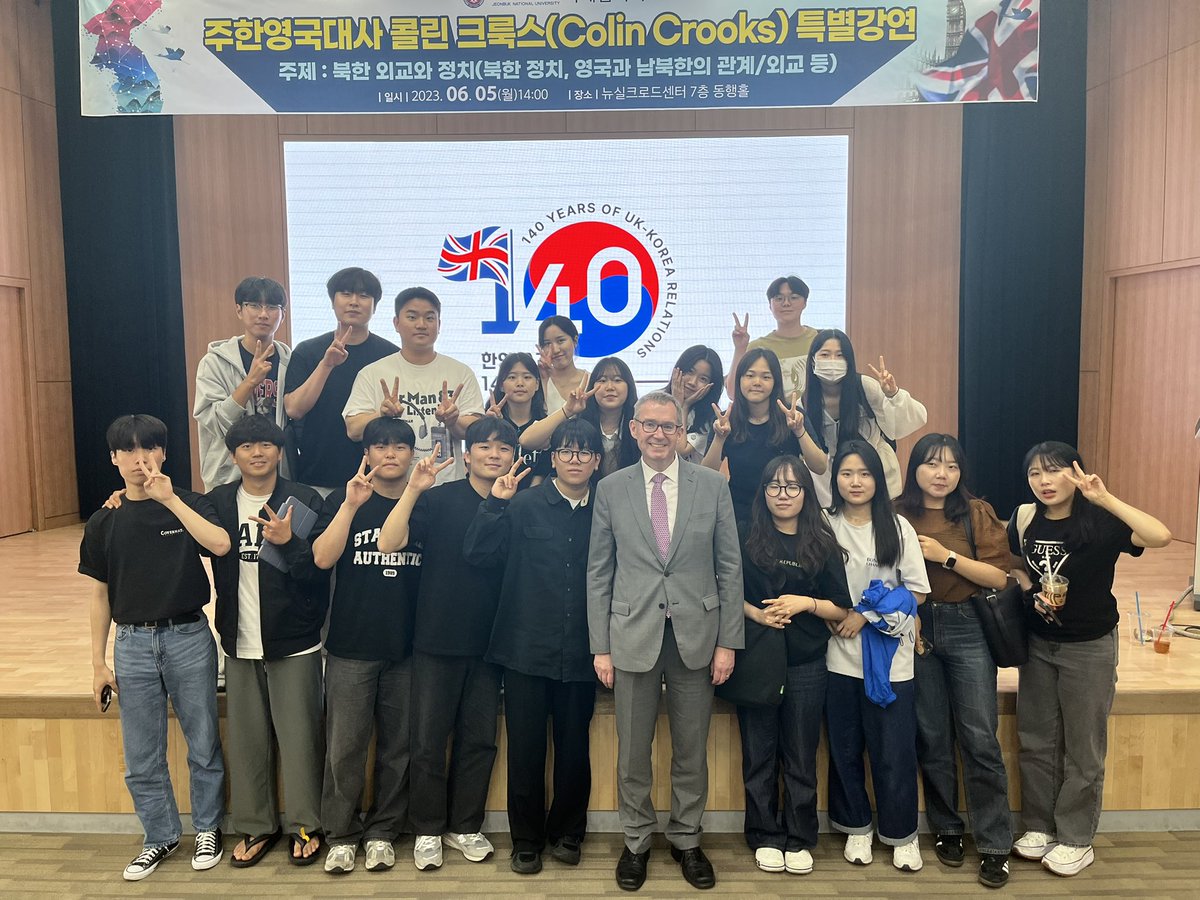 ColinCrooks1's tweet image. 오늘 #전주 에서 - 전북대학교 강연, 서예 체험, 김관영 전북도지사님과의 회동 Today in #Jeonju - lecturing at Jeonbuk Uni, calligraphy experience, meeting with N Jeolla Gov Kim Kwan-young